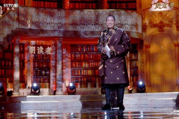 图为斯那定珠参加央视《朗读者》节目