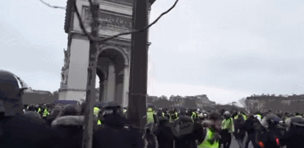 法国“黄背心”第九周，八千人再上巴黎街头