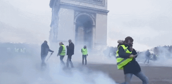 法国“黄背心”第九周，八千人再上巴黎街头