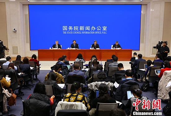 1月15日，国务院新闻办在北京举行新闻发布会，国家发展改革委副主任连维良、财政部部长助理许宏才、中国人民银行副行长朱鹤新介绍本部门落实中央经济工作会议精神的具体举措，并答记者问。 <a target='_blank' href='http://www.chinanews.com/'>中新社</a>记者 杨可佳 摄