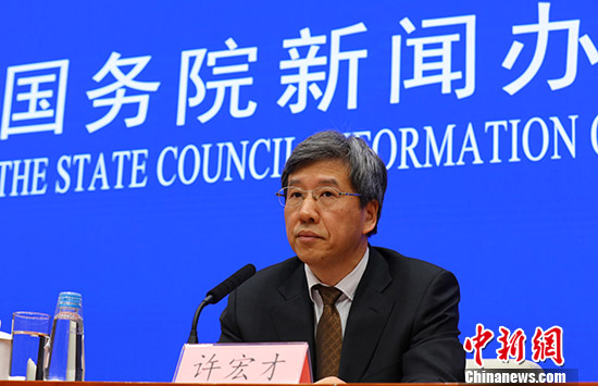 1月15日，国务院新闻办在北京举行新闻发布会，财政部部长助理许宏才介绍本部门落实中央经济工作会议精神的具体举措，并答记者问。 <a target='_blank' href='http://www.chinanews.com/'>中新社</a>记者 杨可佳 摄