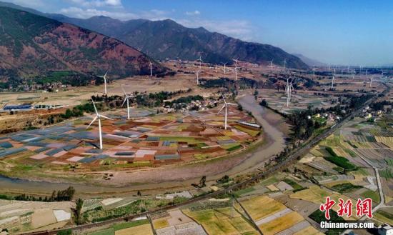 4月8日，四川德昌县安宁河峡谷200余座风电，与成昆铁路、京昆高速公路、田园和大山相融，成为一道靓丽的风景。凉山州阳光充足、风能等资源丰富，被列为中国南方地区国家级风电基地，列入规划的风电场有121个，已建成32座风电场总装机173.85万千瓦，建成光电60万千瓦，清洁能源的发展带动了当地高新技术产业和民众脱贫增收。刘忠俊 摄