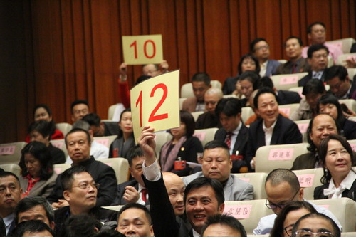 委员们高举号牌，争取发言机会