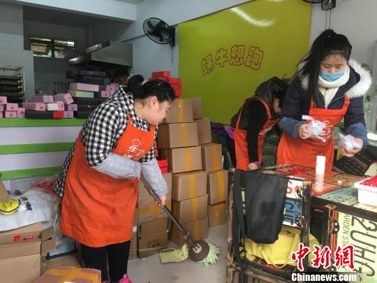 图为孩子们和特教老师一起打扫卫生 武一力 摄