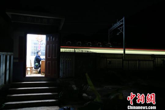 夜里的南钦17号治安岗亭显得孤寂，一列动车呼啸而过?！』凭?摄
