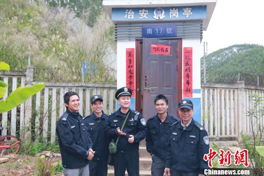 刘欣(中)与南钦17号治安岗亭的辅警们 黄军华 摄