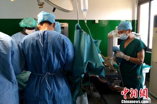 汪辉德为当地手术病人进行麻醉。　钟欣 摄