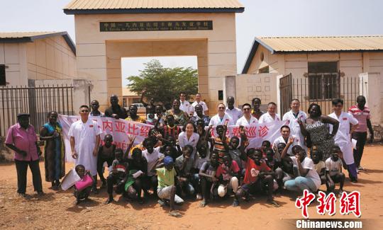 汪辉德与队友们到学校义诊后合影?！≈有?摄