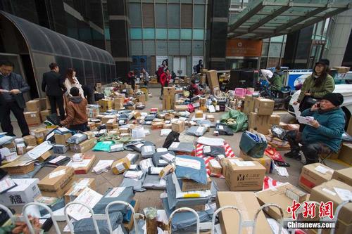 快递企业的快递人员在扎堆分发快递，场面十分壮观。张云 摄