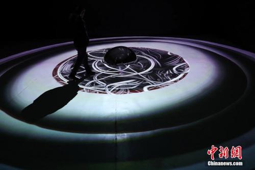 资料图：音乐与人工智能跨界合作 “CosmicAI宇宙无际”亮相南京。泱波 摄