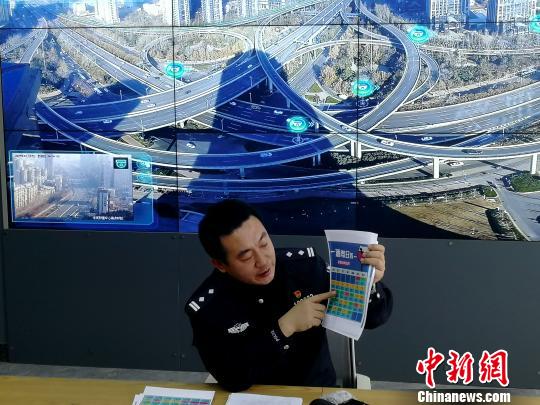 图为济南市交警支队智慧办副主任潘旭光介绍《酒驾整治日历》?！『卵Ь?摄