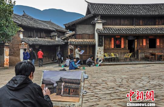 图为在沙溪古镇里写生的人?！∷战鹑?摄