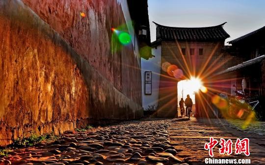 图为沙溪古镇南寨门。　苏金泉 摄