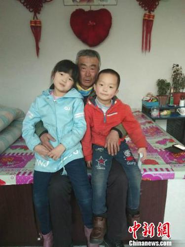 图为李玉宝大爷和孙子孙女合影。　受访者供图 摄