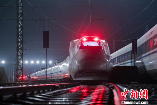 春运前夕探秘动车所里的“动车体检医生”（组图）