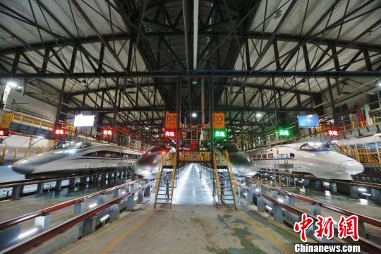 四列动车组停放在南昌西动车所检修大库内进行检修?！《〔?摄