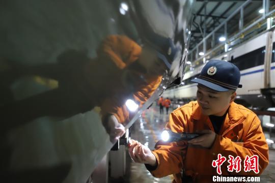 动车机械师正在检修动车组走行部组件?！⌒ひ?摄