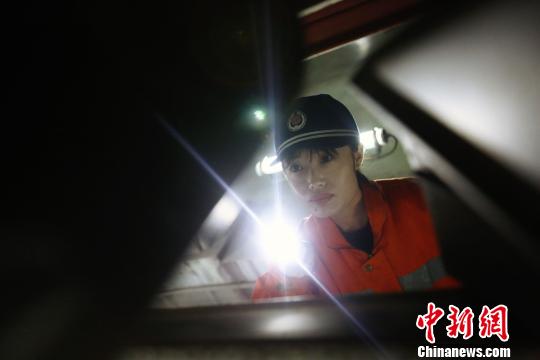 车载信号工正在检查动车组车底天线?！《〔?摄