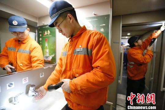 动车机械师正在检查动车组车厢内各旅客服务设备状态是否良好?！《〔?摄
