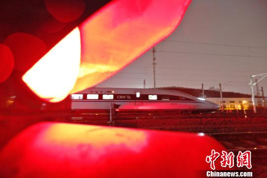 一列完成检修的动车组，缓缓驶入存车线?！《〔?摄