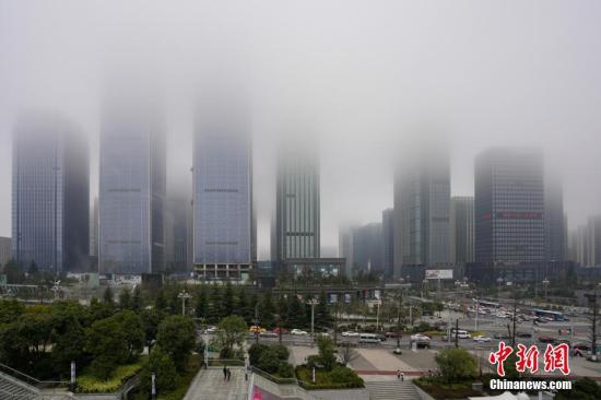 1月18日，贵阳市观山湖区出现浓雾，高楼大厦若隐若现。<a target='_blank' href='http://www.chinanews.com/'>中新社</a>记者 贺俊怡 摄