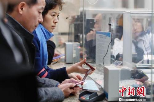 资料图：旅客正购买车票前往自己的目的地。殷立勤 摄