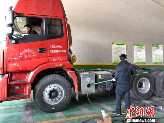 执法人员进行现场检测。杭州市生态环境局供图