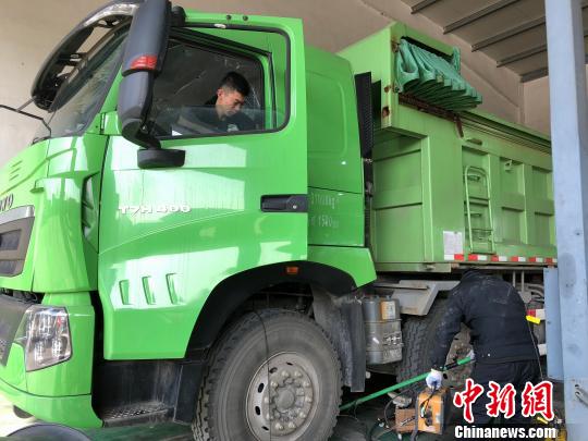 执法人员进行现场检测。杭州市生态环境局供图