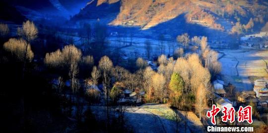 近几年，康县按照“不砍树、不埋泉、不毁草、不挪石”的乡村原生态?；だ砟睿八呈贫蔽?1个乡镇350个村子打造“一村一景”，吸引游客。图为冬日乡村。(资料图) 张军 摄