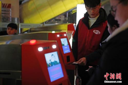 春运期间，旅客可“刷脸”进站 殷立勤 摄