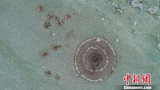 图为发掘的圆形赫列克苏尔。 内蒙古自治区文物考古研究所供图 摄