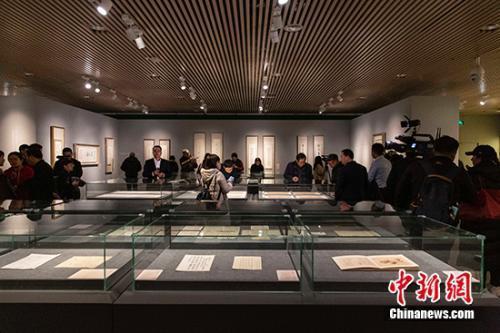 资料图：“高山仰止—张伯驹潘素伉俪艺术文献展”现场。展方供图
