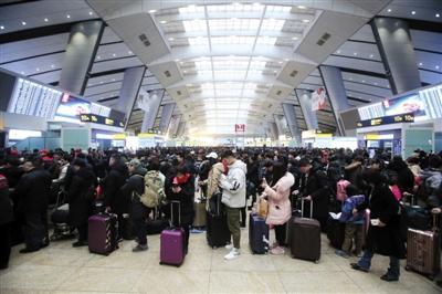 春运首日40万人乘火车离京北京站通道实行“刷脸进站”