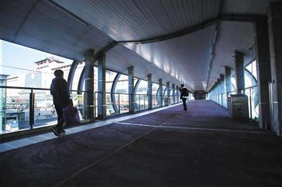 日前，北京西站南广场公交连廊启用。