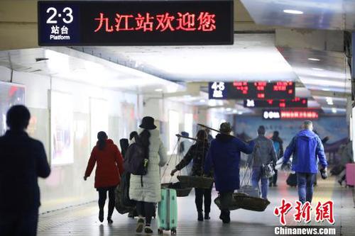 菜农们进站上车?！⊥艉?摄