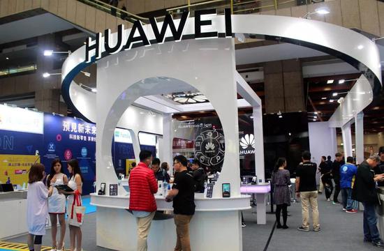 ▲资料图片：2018年11月28日，台湾年度消费电子展“资讯月”在台北登场，图为华为在现场设置的展区。 （中新社）