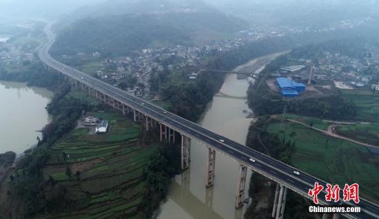 资料图：四川天全，雅康高速天全段。<a target='_blank' href='http://www.chinanews.com/'>中新社</a>记者 刘忠俊 摄