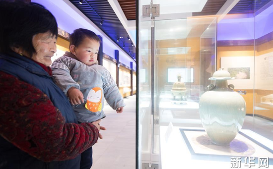 1月22日，上虞区上浦镇大善小坞村村民在村里的越窑青瓷馆观看青瓷展品。