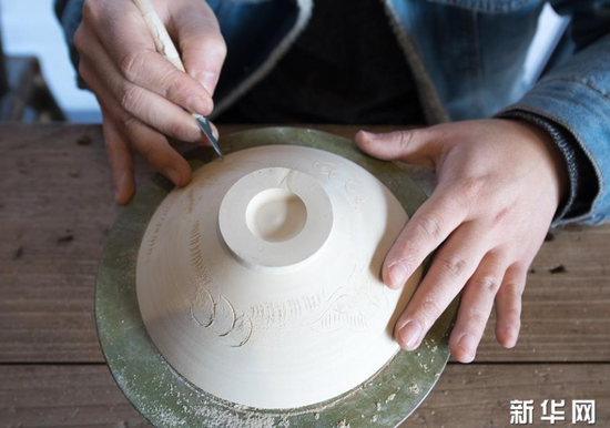 1月22日，在上虞区凤凰山考古遗址公园，一名工匠在演示越窑刻划花技术。