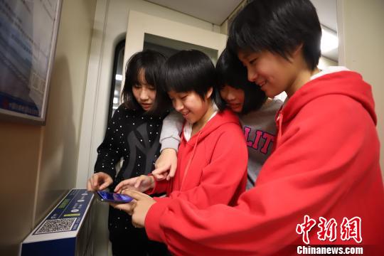 乘客体验使用列车自动售货柜?！《〔?摄