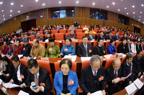 6、委员们现场认真听取报告