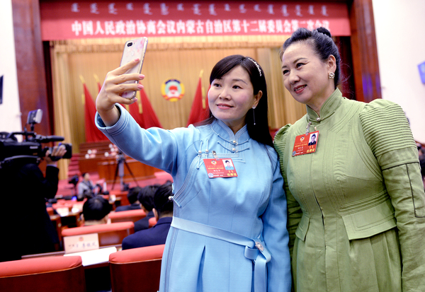 10、委员开幕会前自拍留念