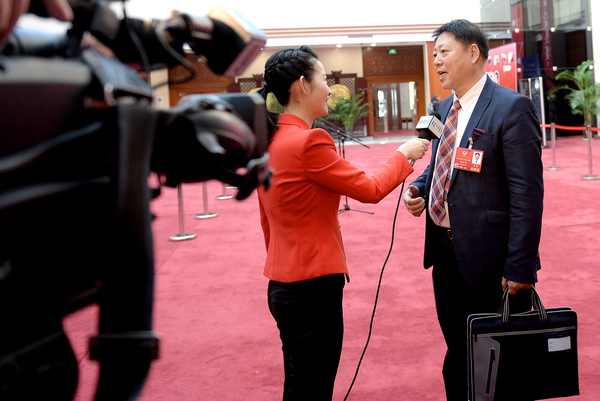 14、张波洲委员接受媒体采访