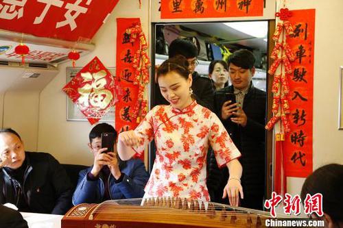 现场表演古筝弹奏?！≌沛印∩? suffix=