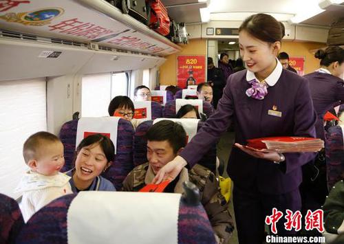 列车员为乘客送福。　张娅子　摄