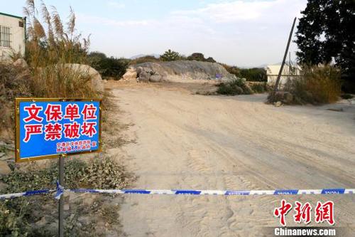 翁梅斋墓外围已拉起警戒线，当地石材企业堆放的石料、作业车辆被清理?！〕缕羧?摄