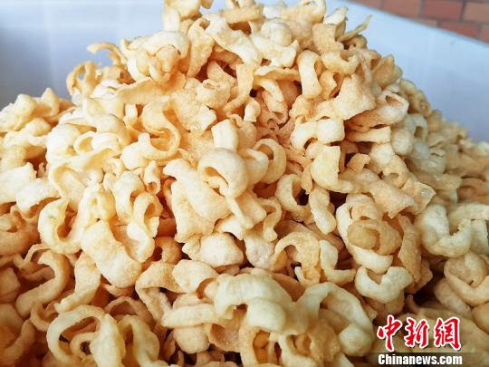 刚炸制好的玛仔蛋香浓郁 李晓春 摄