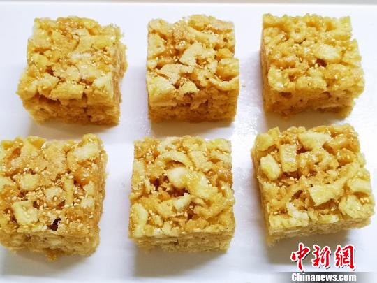 刚做好的沙琪玛色香诱人 李晓春 摄