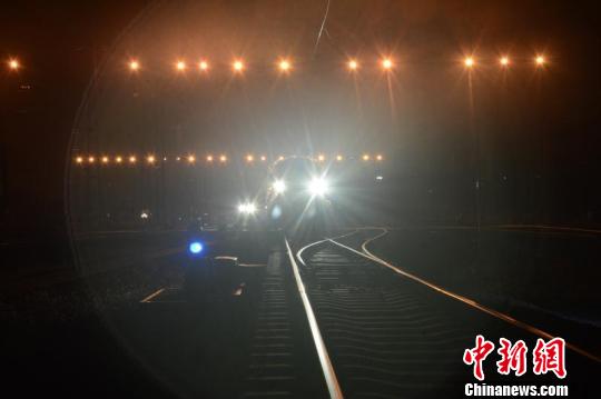 00：38，“动车大夫”们在对动车组进行会诊 韦加恒 摄