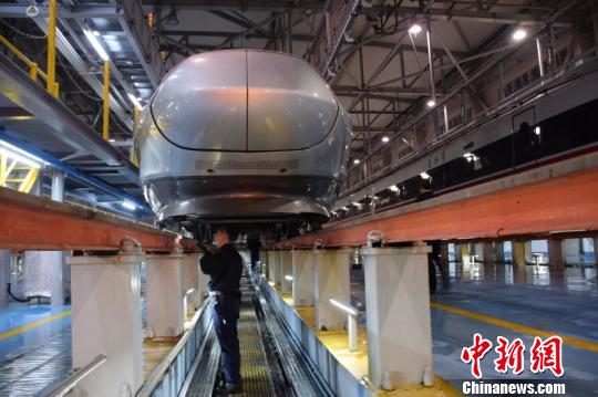 01：45，动车组机械师在进行车底检查 韦加恒 摄